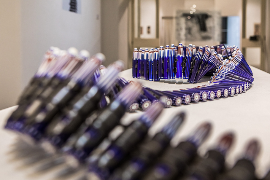 Constantine Zlatev »Trade Beads I«, Ausstellungsansicht »Up in Arms«, Kunstraum Kreuzberg/Bethanien 2019, Photo: Julian van Dieken