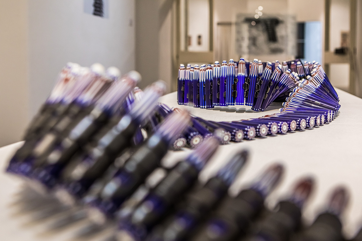 Constantine Zlatev »Trade Beads I«, Ausstellungsansicht »Up in Arms«, Kunstraum Kreuzberg/Bethanien 2019, Photo: Julian van Dieken